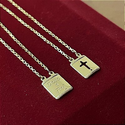 Escapulário Corrente Tijolinho 2mm 70cm com Pingente "Deus é Fiel" e Pingente Cruz Vazada – Banhado a Ouro 18K