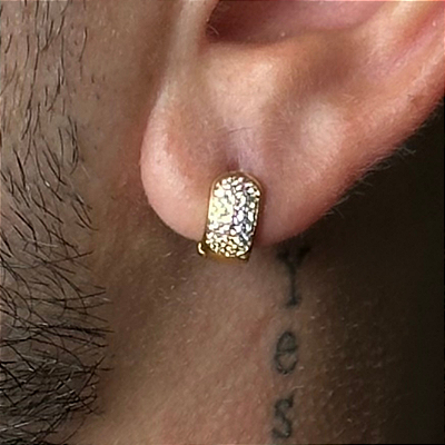PAR DE BRINCO ARGOLA CRAVEJADA  ZIRCÔNIA  PREMIUM  10x5mm - BANHADO A OURO 18K