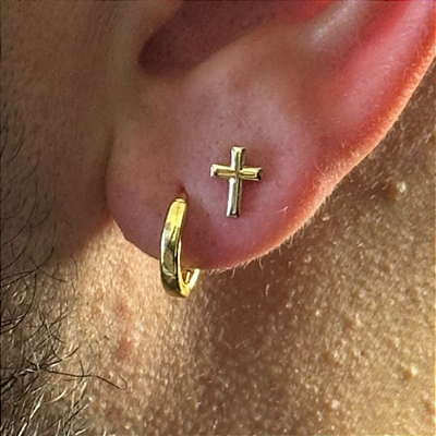 2 PARES DE BRINCOS, ARGOLA LISA TAMANHO M E BRINCO CRUZ  PP   -  BANHADO A OURO 18K