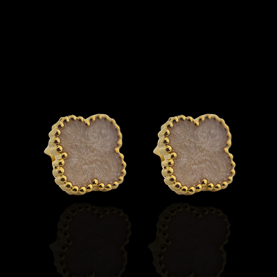 BRINCO TREVO BRANCO  - BANHADO A OURO 18K.