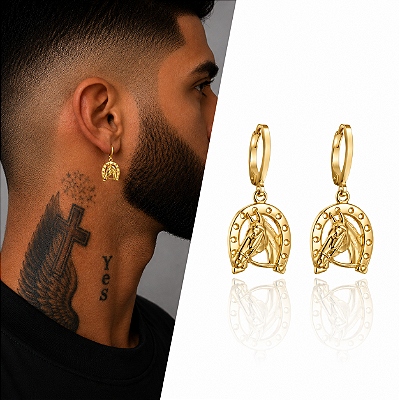 Brinco Argola Ney com Pingente de Ferradura e Cavalo Trabalhado – Banhado a Ouro 18K