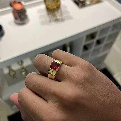 Anel Modelo Pedra Quadrada Vermelha com Frisos Laterais – Feito em Moeda Antiga