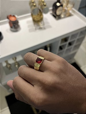 Anel Modelo Pedra Quadrada Vermelha com Frisos Laterais – Feito em Moeda Antiga