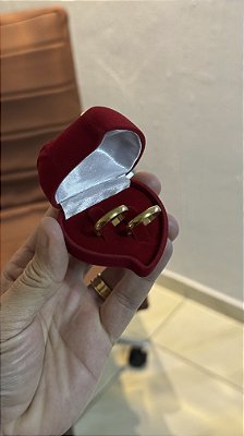 CAIXINHA PARA ALIANÇAS FORMATO DE CORAÇÃO VELUDO VERMELHA - 5,5x5,7cm
