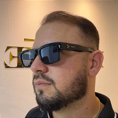 Óculos de Sol Retangular Preto com Hastes Douradas e Proteção UV400