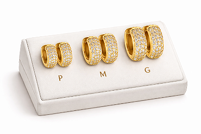 KIT 3 PARES BRINCO ARGOLA CRAVEJADA EM ZIRCONIA PRMIUM P, M E G ANTI ALERGICOS - BANHADO A OURO 18K