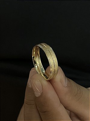 Aliança Modelo Texturizada com Friso central – Feita em Moeda Antiga com Banho de Ouro 18K