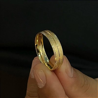 Aliança Modelo Texturizada com Friso central – Feita em Moeda Antiga com Banho de Ouro 18K