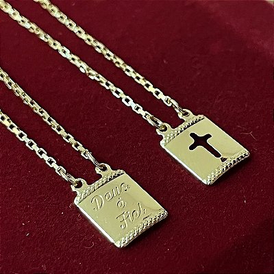 Escapulário Corrente Cartier 70cm com Pingente "Deus é Fiel" e Pingente Cruz Vazada – Banhado a Ouro 18K