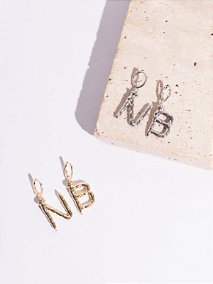 Argola Letra Martelada Dourada