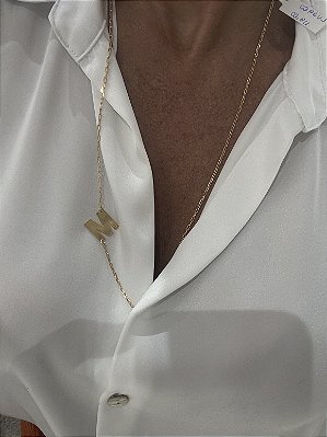 Colar Longo Letra Lateral