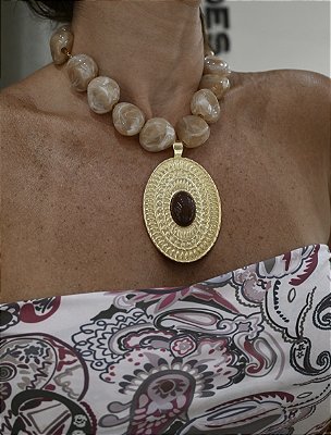Colar Pedras com Maxi Medalha Nude