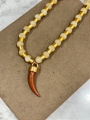 Colar Tubo Dente Caramelo