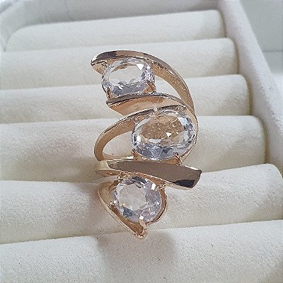 ANEL GRANDE COM TRES PEDRAS ZIRCONIAS GRANDES EM BANHO DE OURO