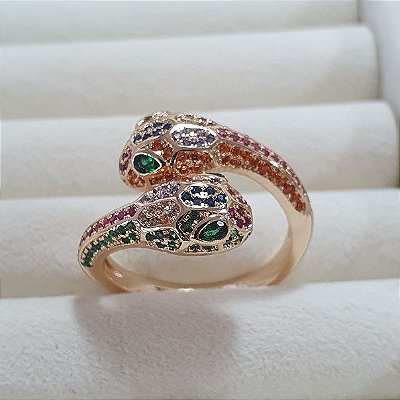 ANEL COBRA DUAS CABEÇAS CRAVEJADAS DE MICRO ZIRCONIAS COLORIDAS EM BANHO DE OURO - ARO 15/16