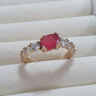 ANEL SOLITARIO PEDRA VERMELHA E LATERAIS CRAVEJADAS DE ZIRCONIAS EM BANHO DE OURO 18K