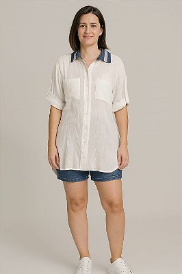 CAMISA MANGA 4/4 BOLSOS NA FRENTE GOLA LISTRADA JEANS BRANCA