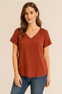 BLUSA DECOTE V COM TRES LAPELAS NO OMBRO E MANGAS COM TRES CAMADAS TERRA COTA