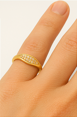 ANEL TRES FAIXA DE ZIRCONIAS NO CENTRO EM BANHO DE OURO