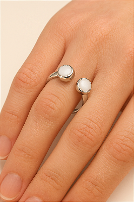 ANEL ABERTO AJUSTAVEL COM DUAS MADREPEROLAS REDONDAS EM BANHO DE RODIO BRANCO