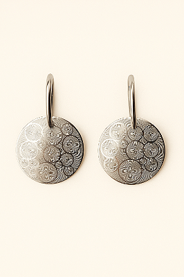 BRINCO BASE CURVADA COM PINGENTE CHAPA REDONDA TRABALHADA AÇO INOX