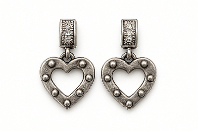 BRINCO CORAÇÃO PONTILHADO COM BASE CRAVEJADA INSPIRAÇÃO BANHO OURO BRANCO