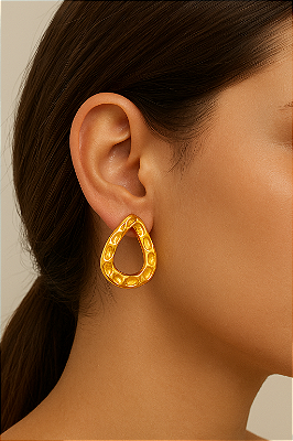 BRINCO ORGANICO EM FORMATO TRIANGULAR BASE TRABALHADA EM BANHO DE OURO