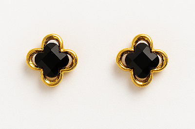 BRINCO FLOR VAZADA COM PONTO DE ZIRCONIA PRETA NO CENTRO BANHO OURO