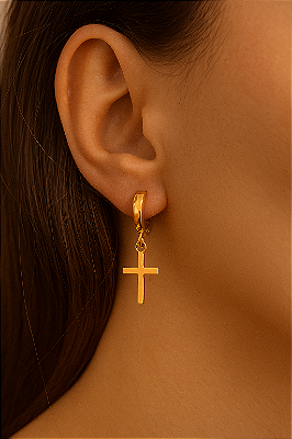 BRINCO ARGOLINHA COM PINGENTE CRUZ BANHO OURO
