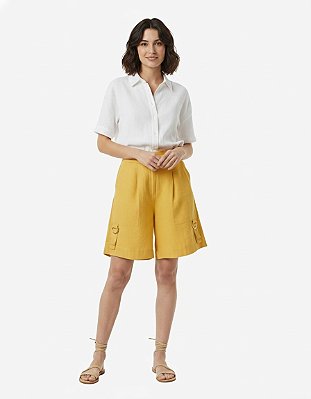 BERMUDA LINHO BOLSOS QUADRADO COM FIVELA PRATEADA DE CADA LADO AMARELO