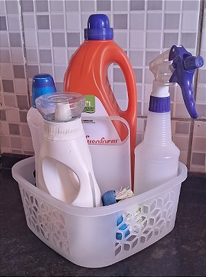 Cesto organizador de produtos de limpeza UZ