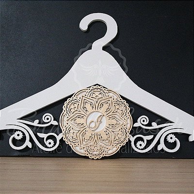 Cabide com Mandala Pintado Personalizado com com as Iniciais dos Noivos Casamento ou Debutante