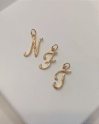 Pingente Letra Cursiva Banhado em Ouro 18k