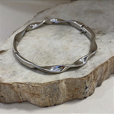 Bracelete Liso Torcido Folheado em Ródio