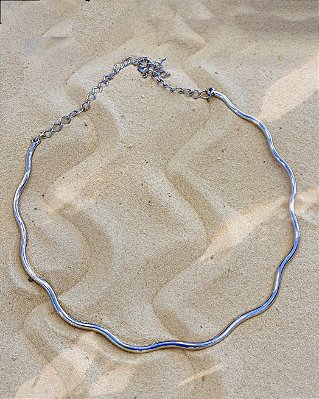 Choker Rigida Ondulada Lisa Folheada em Ródio