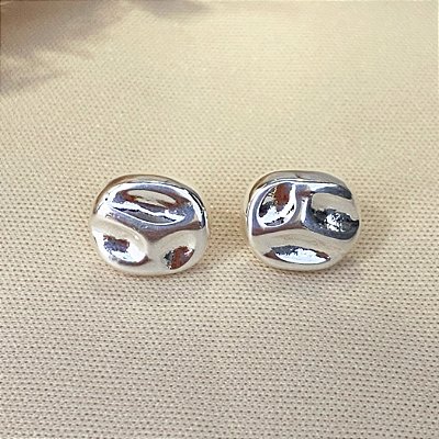 Brinco Martelado Oval com Linhas Organicas Banhado em Prata