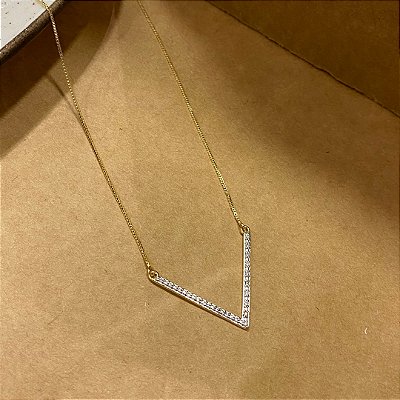 Colar Minimalista V Cravejado Banhado em Ouro 18k