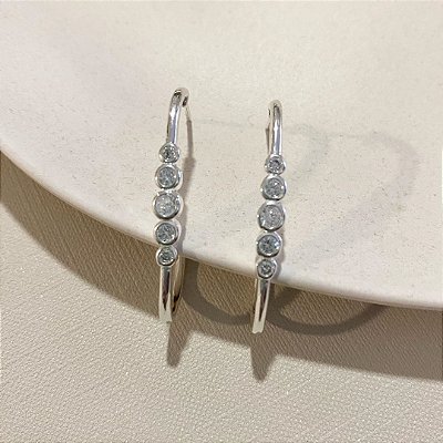 Argola Longa Cravejada Zircônia Banhada em Prata