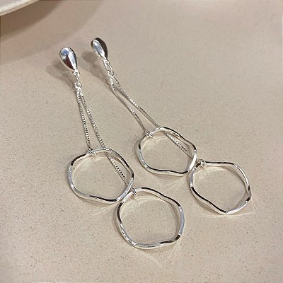 Brinco Longo com Argolas Lisas Banhado em Prata