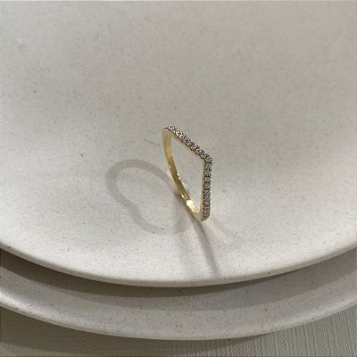 Anel V Minimalista Cravejado Banhado em Ouro