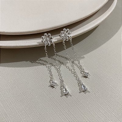 Brinco Minimalista Flor Zircônia Cravejado Banhado em Prata