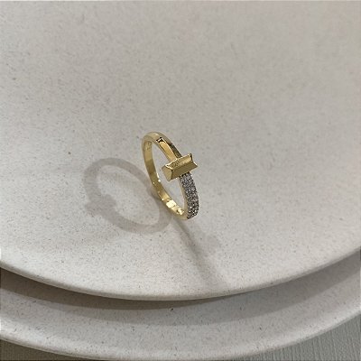 Anel T Inspiração Cravejado Banhado em Ouro