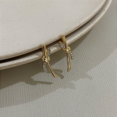 Brinco Nó Inspirado Knot Cravejado Banhado em Ouro
