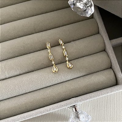 Brinco Minimalista Multi Zirconia Banhado em Ouro