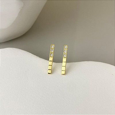 Brinco Palito Minimalista Cravejado Banhado em Ouro