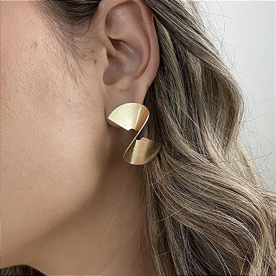 Brinco Elegante Torcido Escovado Banhado Ouro