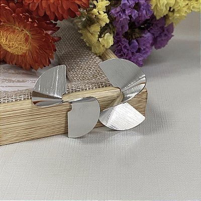 Brinco Elegante Torcido Escovado Banhado Ródio