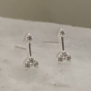 Mini Brinco Flecha Cravejada Banhado em Prata