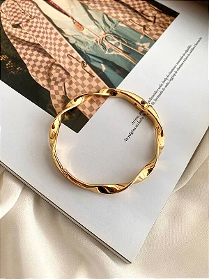 Bracelete Liso Torcido Folheado em Ouro