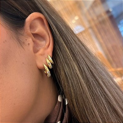 Argola Aberta Frisada Com Coração Cravado Banhado Ouro